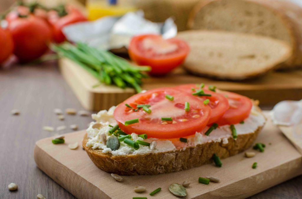 Les Tartines de rillettes de Poulet aux deux tomates Les Tartines de rillettes de Poulet aux deux tomates